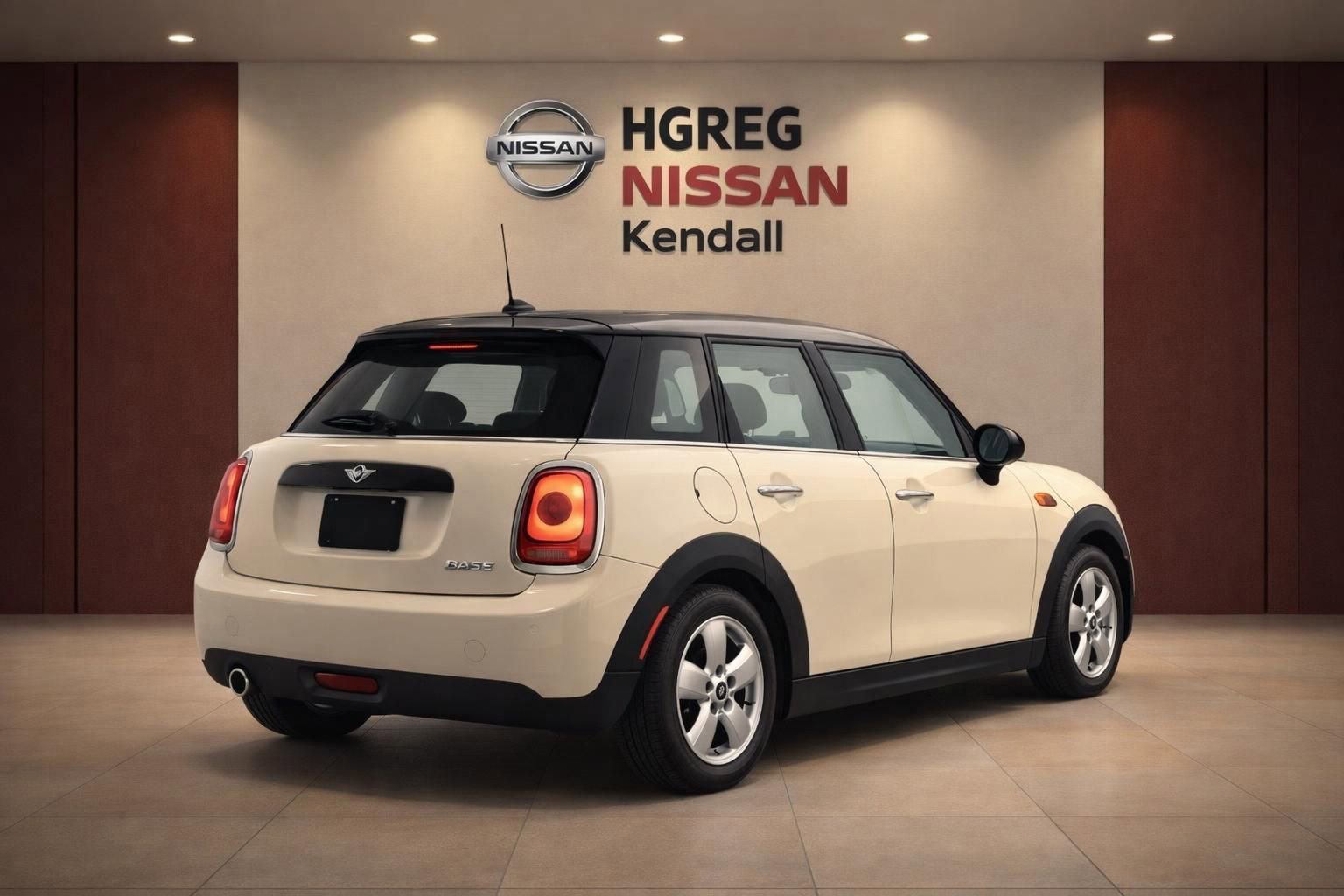 Used 2017 MINI Cooper 4-Door Hardtop image 4
