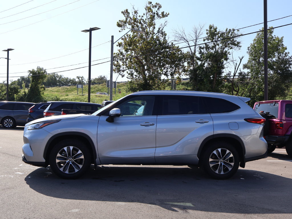 Used 2020 Toyota Highlander XLE AWD/4WD image 4