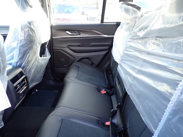 New 2026 Jeep Grand Cherokee Altitude image 13