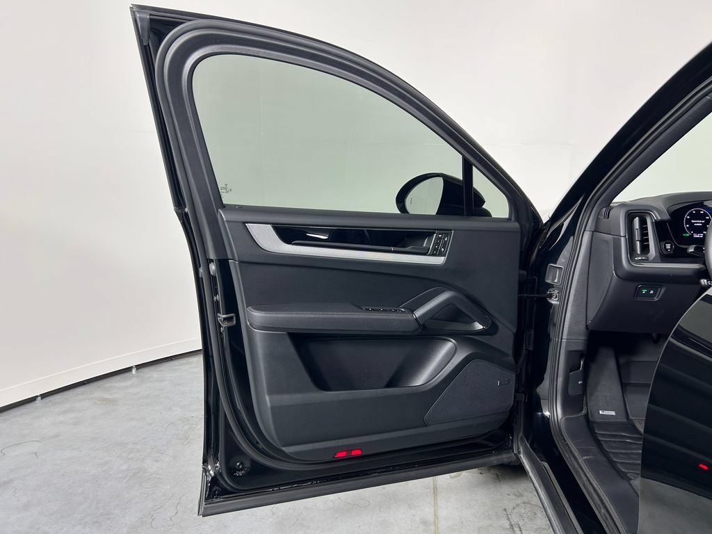 Used 2024 Porsche Cayenne Coupe AWD/4WD image 14