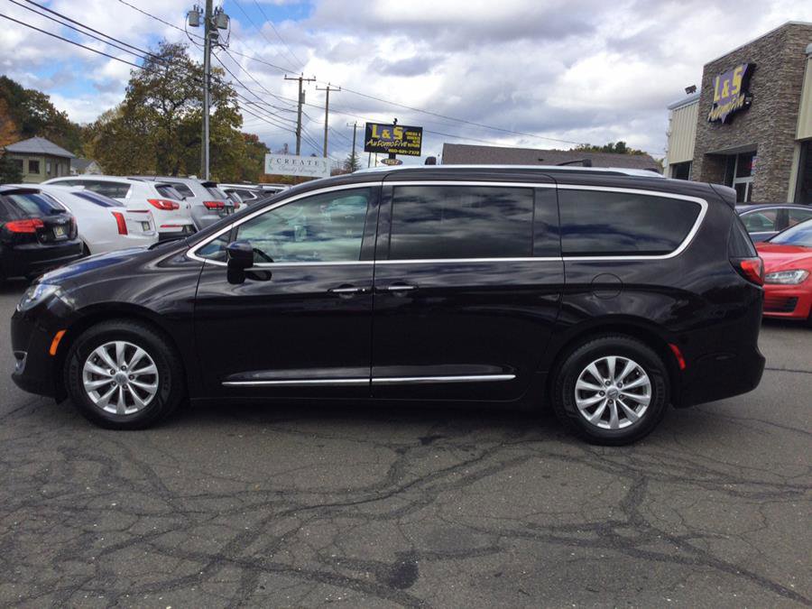 Used 2019 Chrysler Pacifica Touring-L image 8