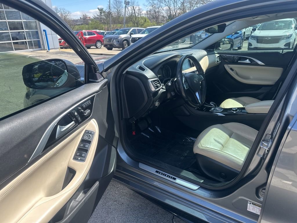 Used 2017 INFINITI QX30 Premium w/ Navigation Package image 6