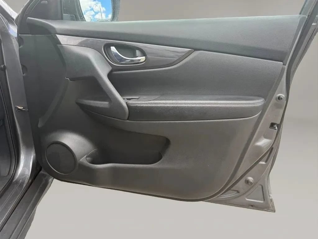 Used 2018 Nissan Rogue S AWD/4WD image 25