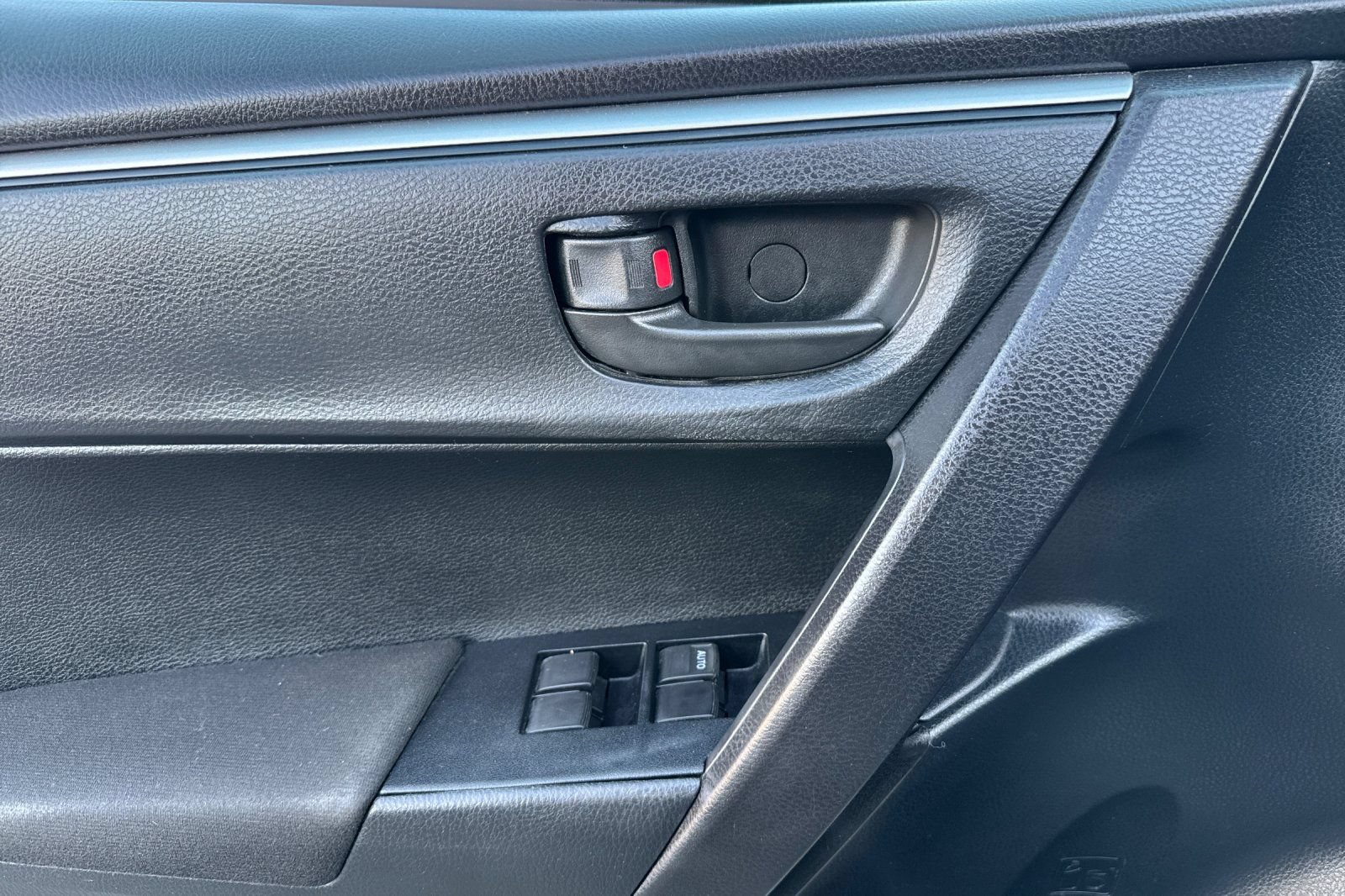 Used 2015 Toyota Corolla L FWD image 11