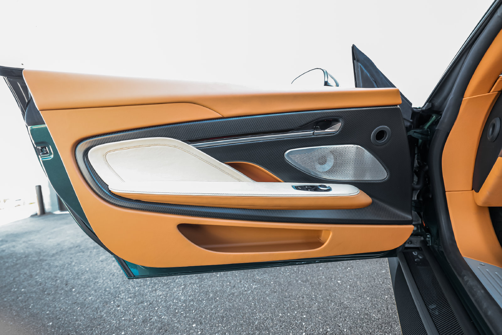 Used 2025 Aston Martin Vanquish RWD image 24