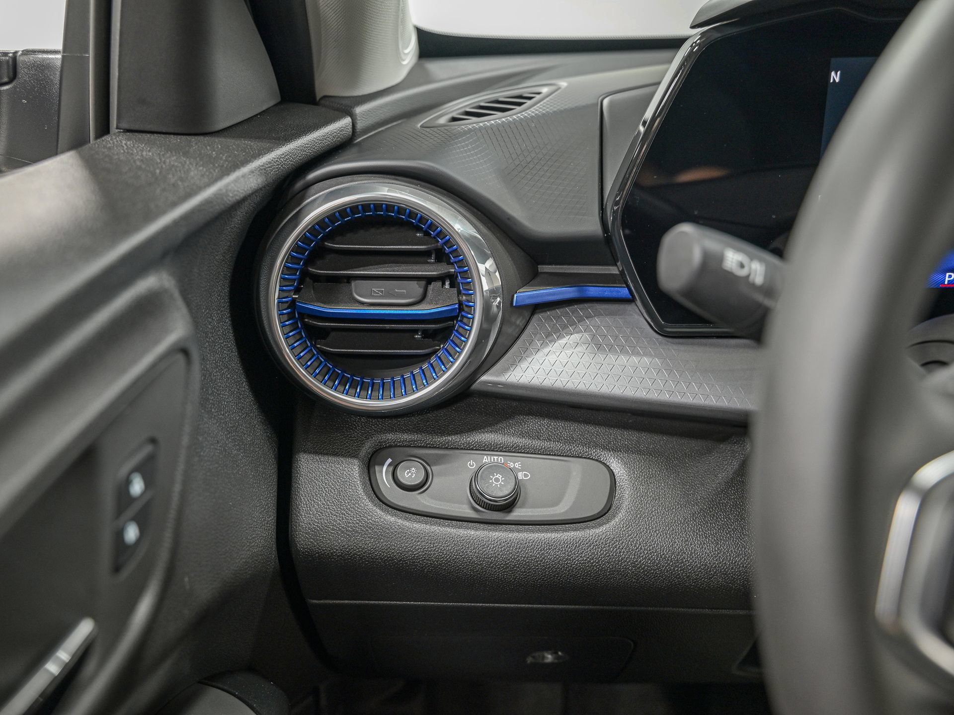 Used 2024 Chevrolet Trax LT FWD image 19