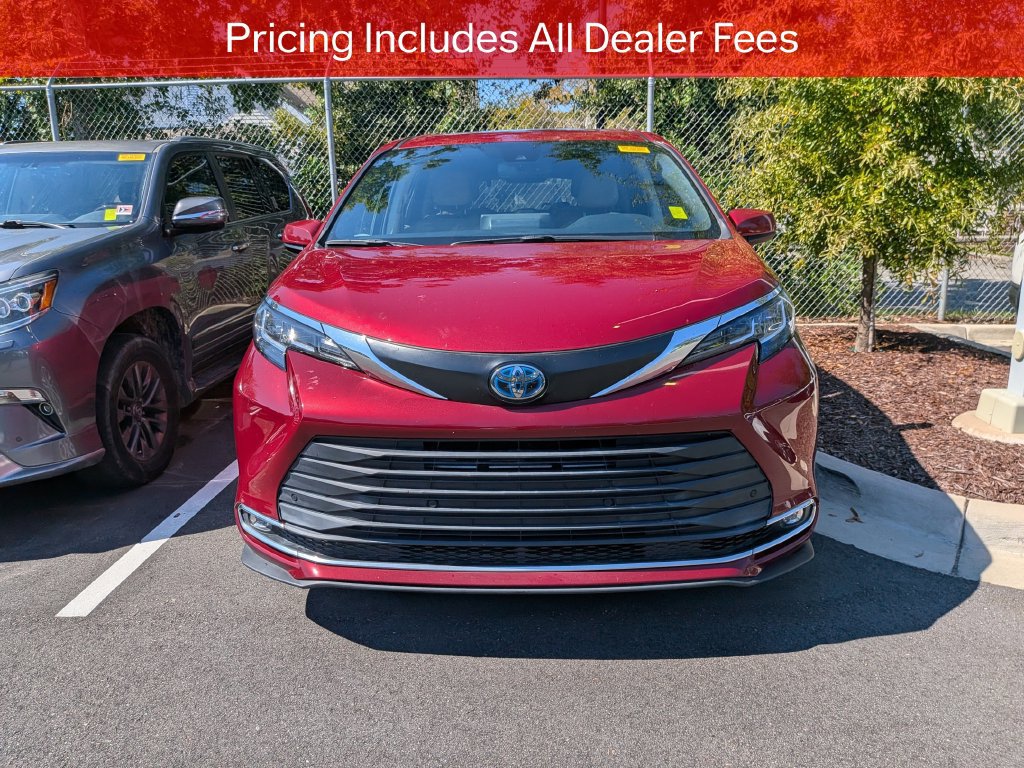 Used 2022 Toyota Sienna XLE FWD image 2