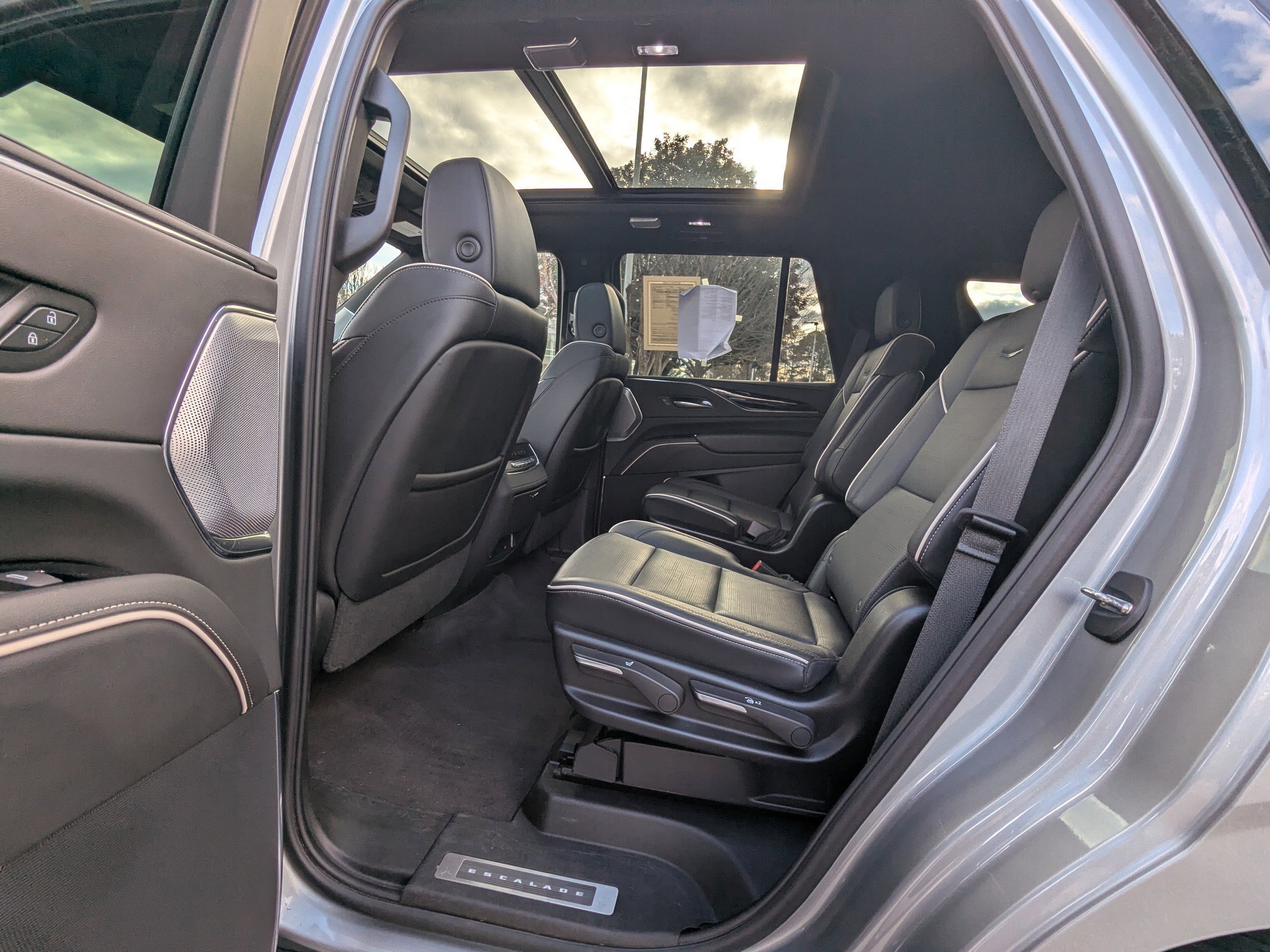 Used 2024 Cadillac Escalade Sport w/ LPO, ONYX Package image 11