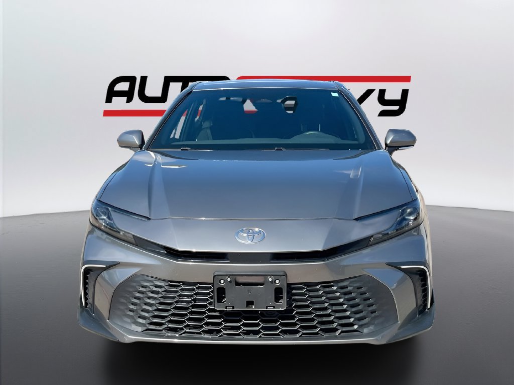 Used 2025 Toyota Camry SE FWD image 2