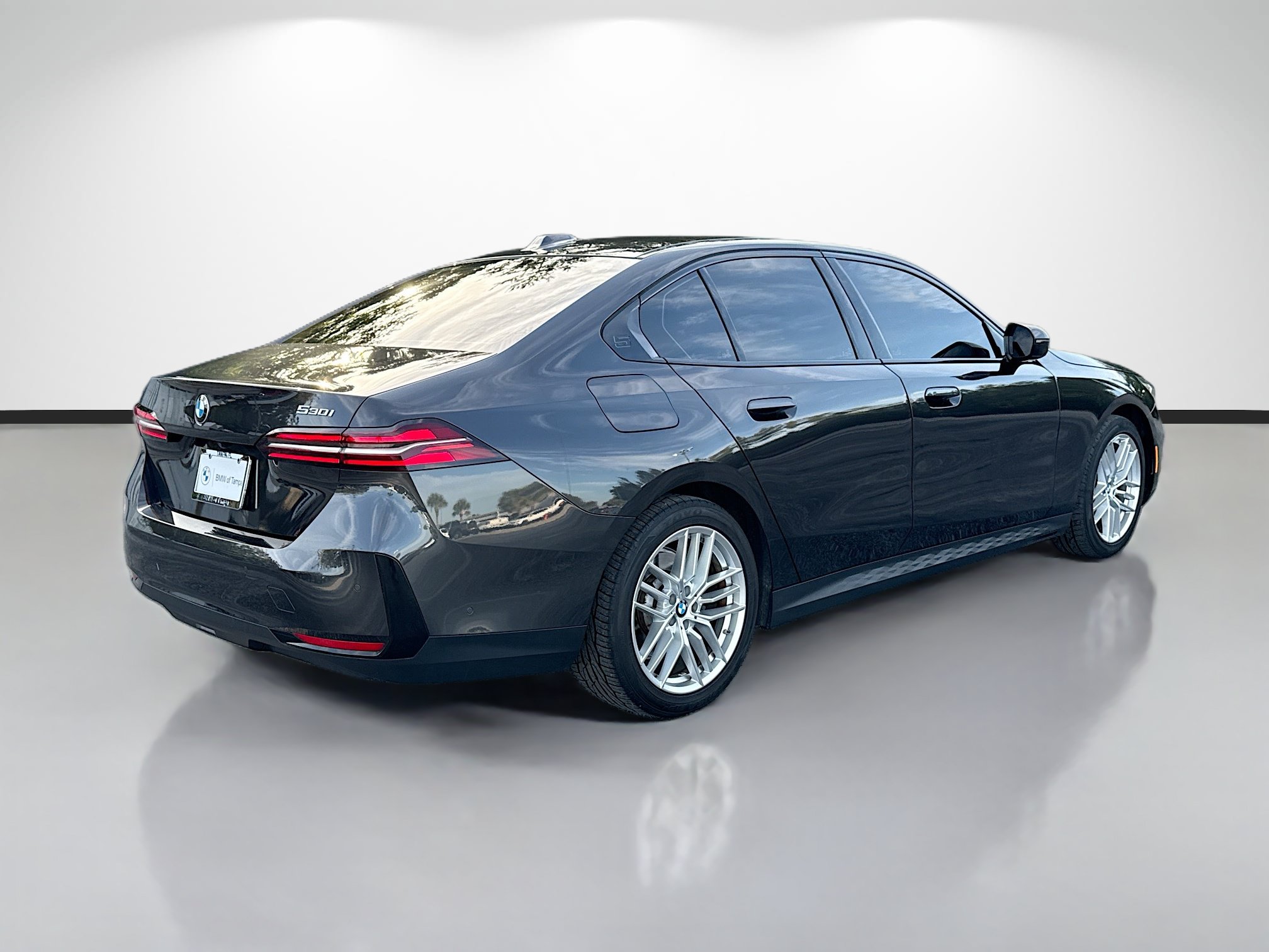 Used 2024 BMW 530i w/ Convenience Package RWD image 3