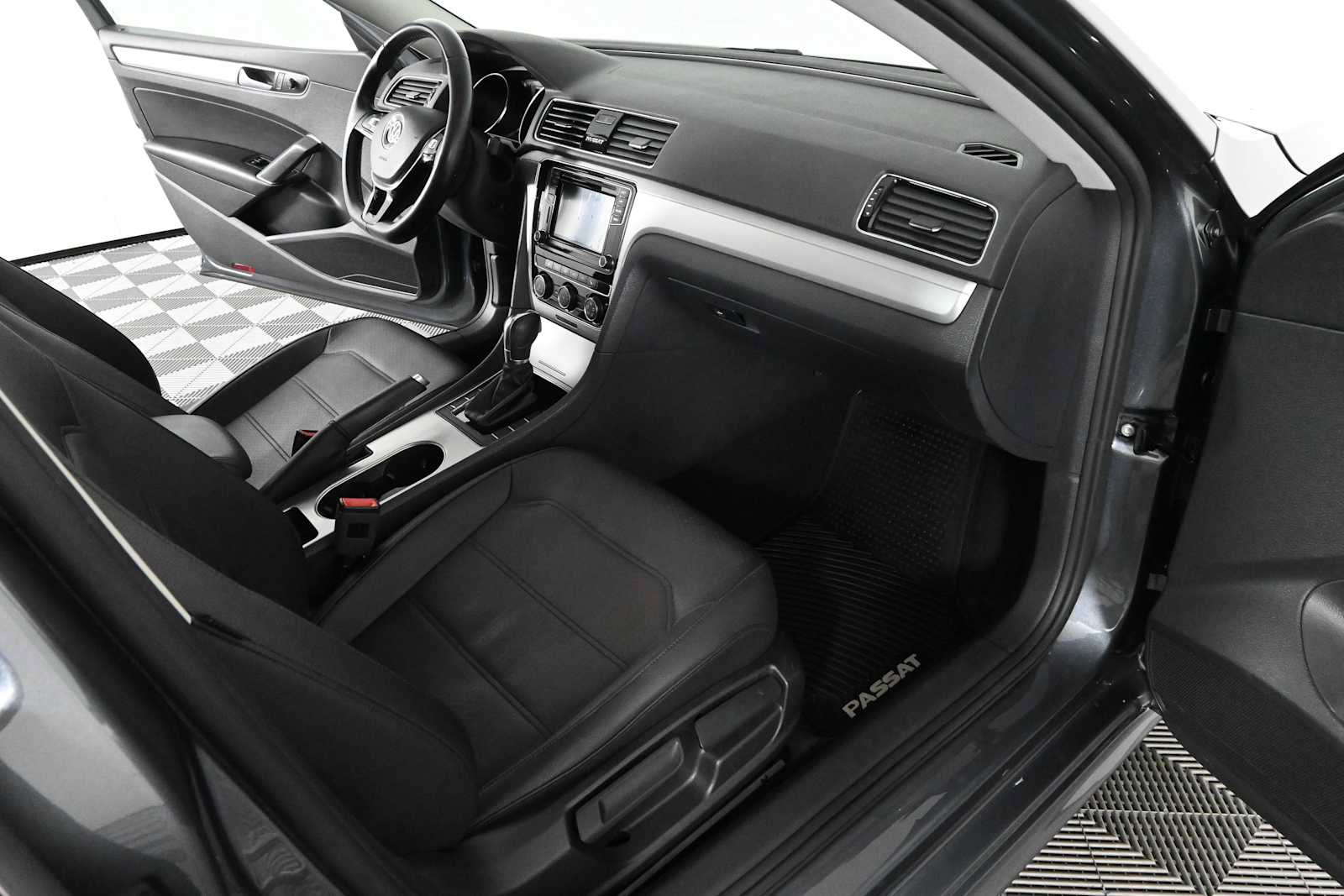 Used 2019 Volkswagen Passat 2.0T Wolfsburg FWD image 9