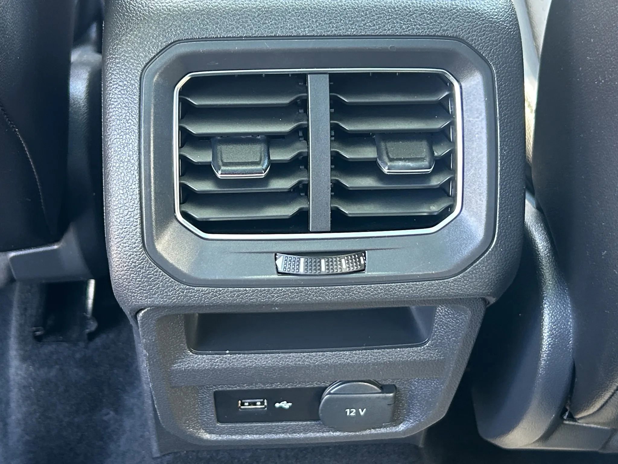 Used 2018 Volkswagen Tiguan SE AWD/4WD image 25