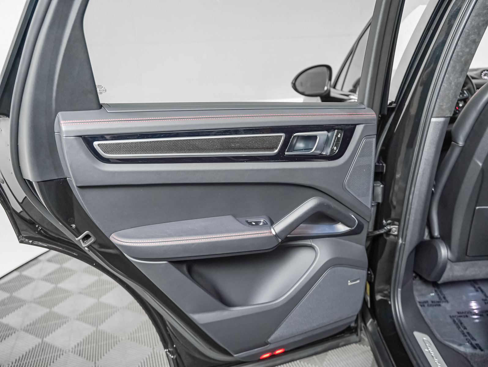 Certified 2023 Porsche Cayenne Turbo AWD/4WD image 28