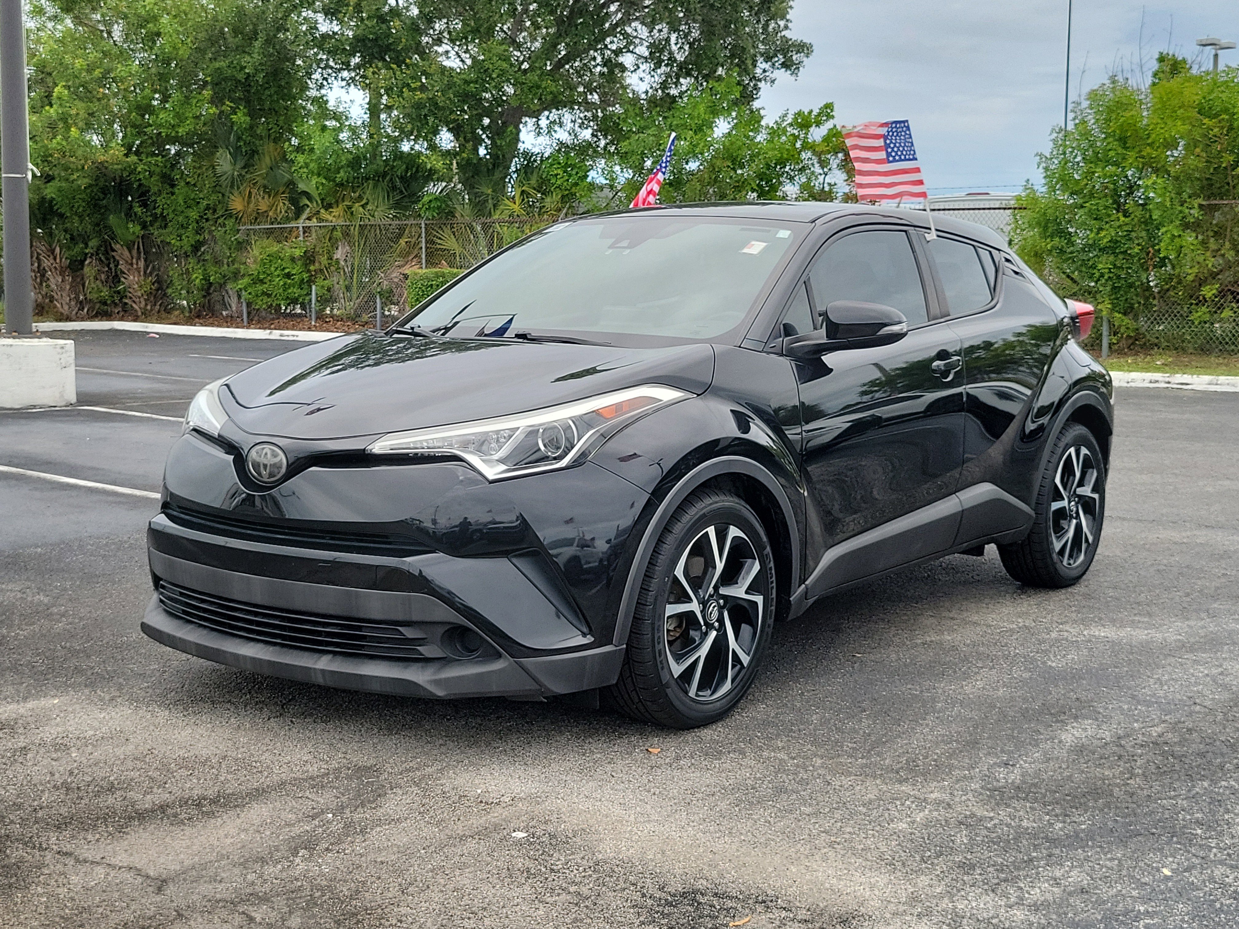 Used 2019 Toyota C-HR XLE FWD image 6