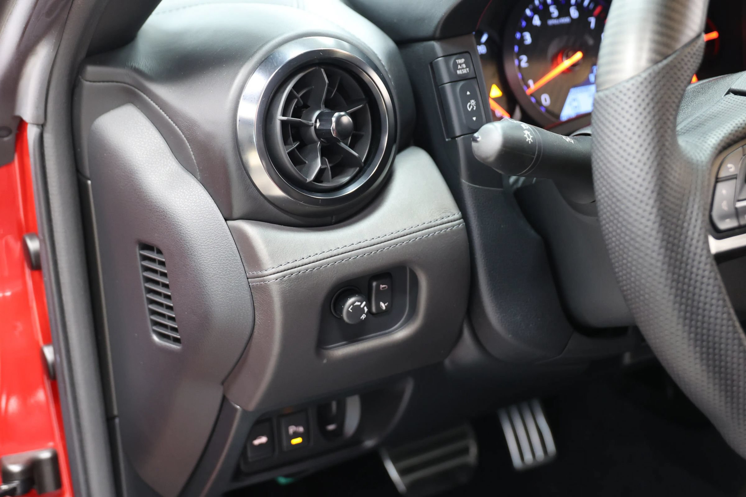 Used 2019 Nissan GT-R Premium w/ Premium Interior Package AWD/4WD image 22