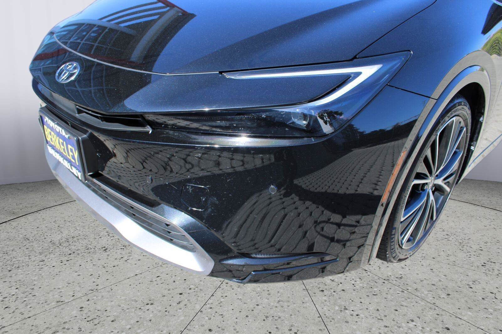 Used 2025 Toyota Prius XLE FWD image 10