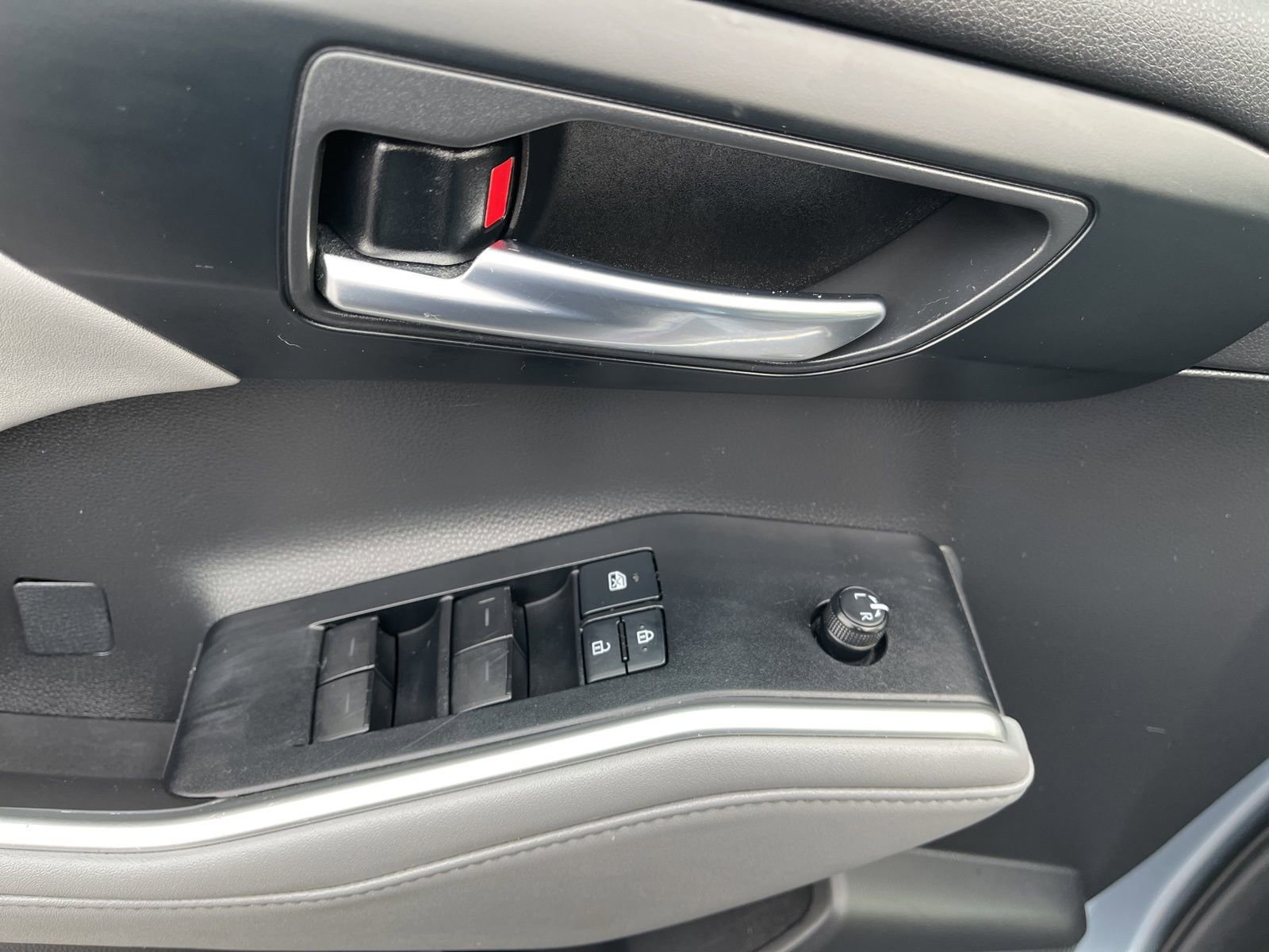 Used 2020 Toyota Highlander XLE AWD/4WD image 25