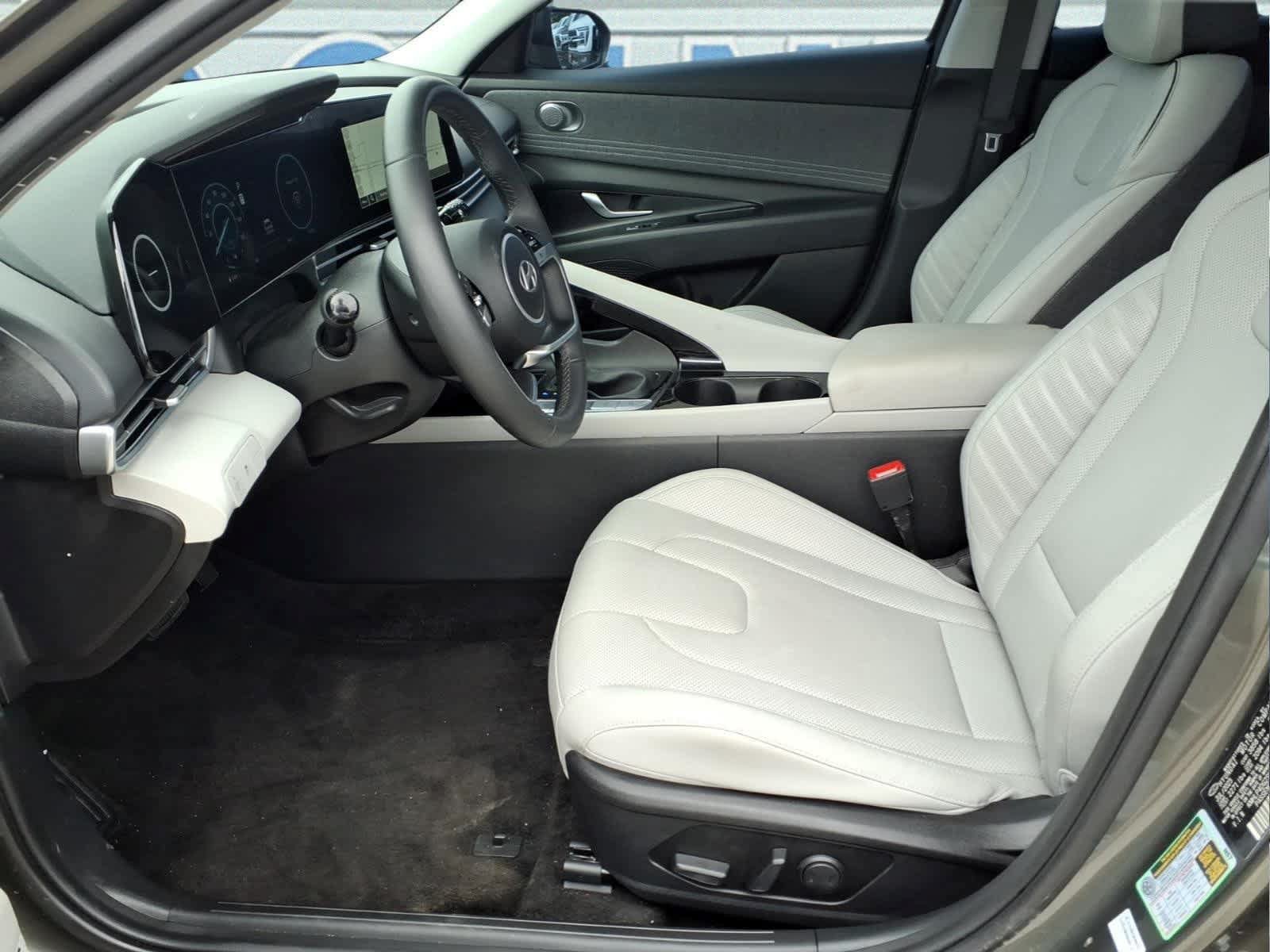Used 2025 Hyundai Elantra Limited FWD image 15
