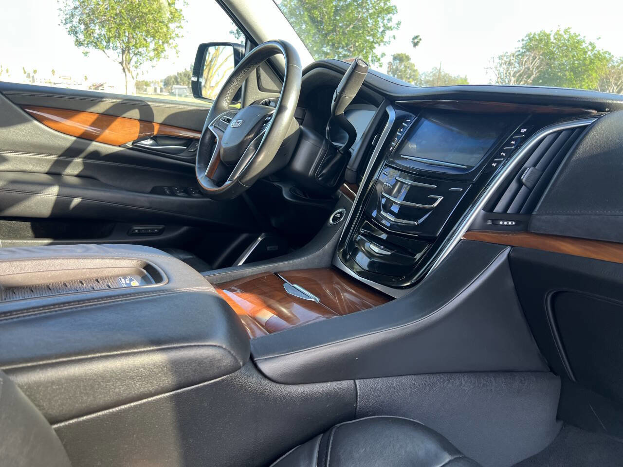 Used 2017 Cadillac Escalade ESV Luxury image 16