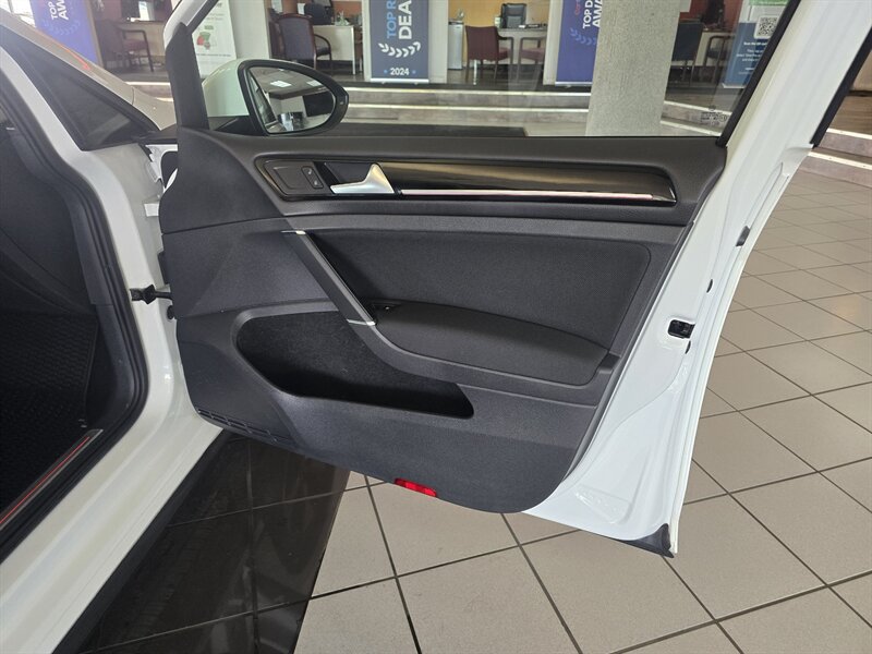 Used 2017 Volkswagen Golf 4-Door FWD image 12