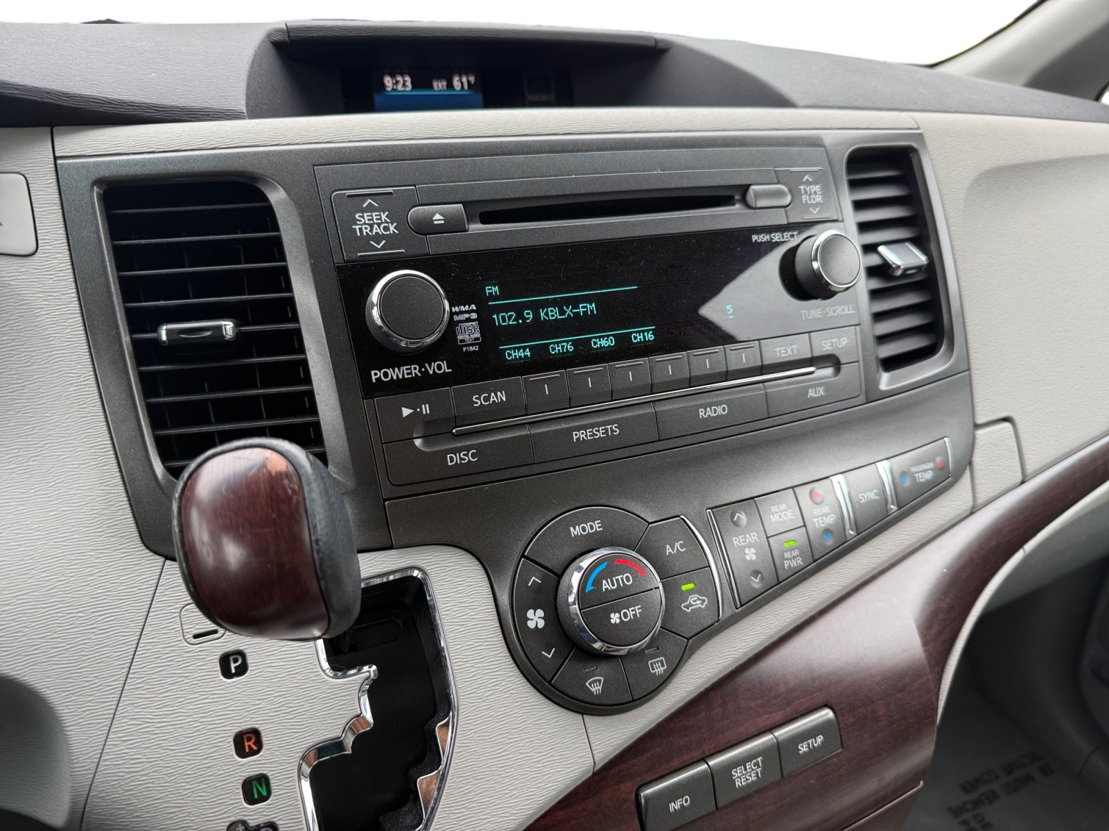 Used 2012 Toyota Sienna XLE FWD image 12