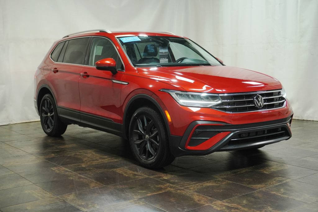 Certified 2024 Volkswagen Tiguan SE w/ Panoramic Sunroof Package AWD/4WD image 1