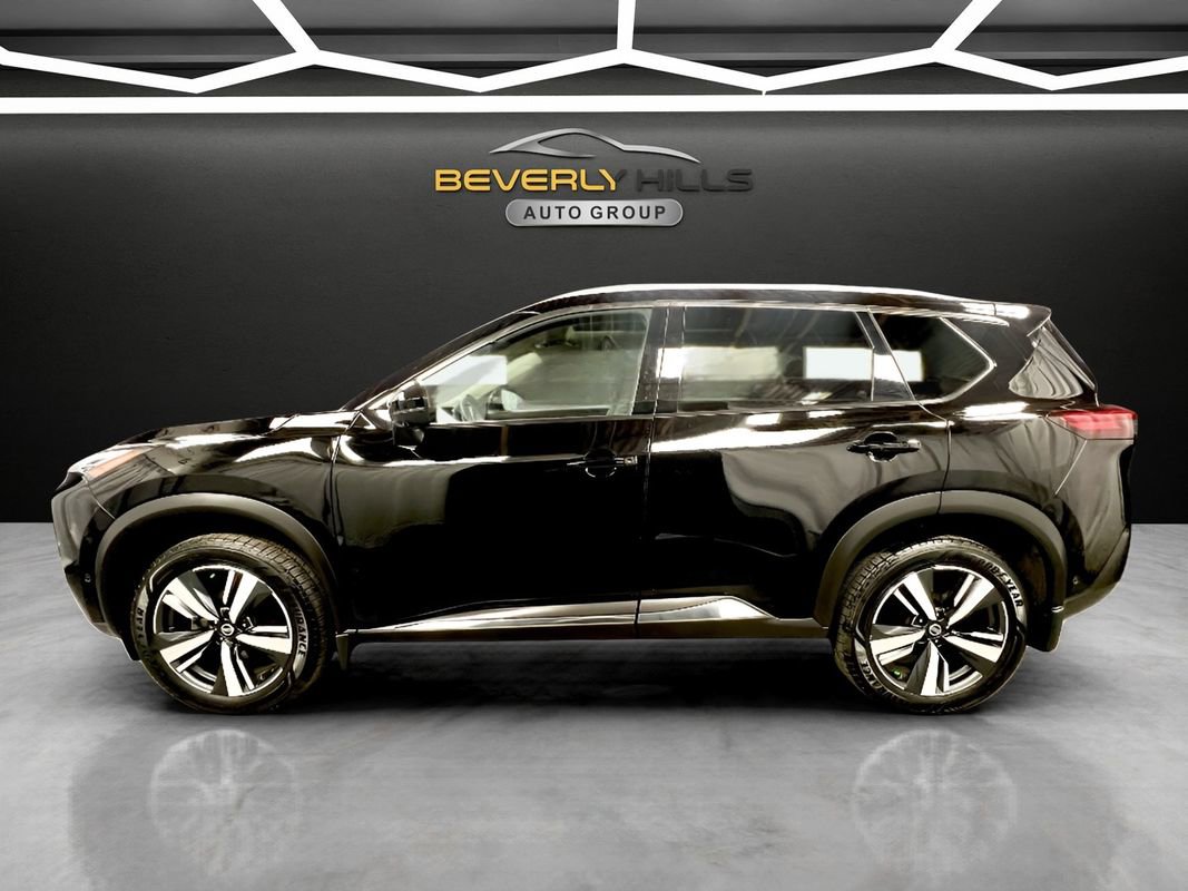 Used 2021 Nissan Rogue Platinum image 2