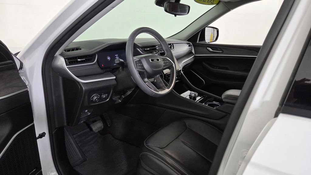 Used 2023 Jeep Grand Cherokee Limited image 14