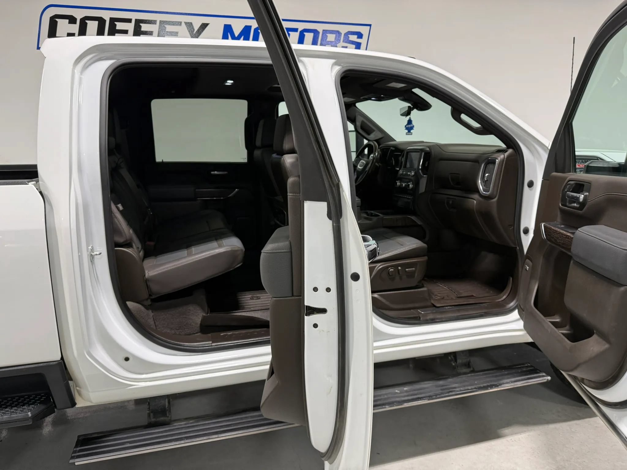Used 2022 GMC Sierra 2500 Denali w/ Denali Ultimate Package AWD/4WD image 11