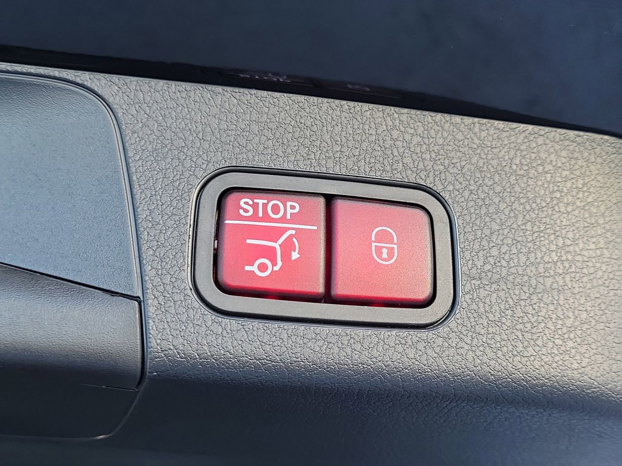 New 2026 Mercedes-Benz GLB 250 image 9