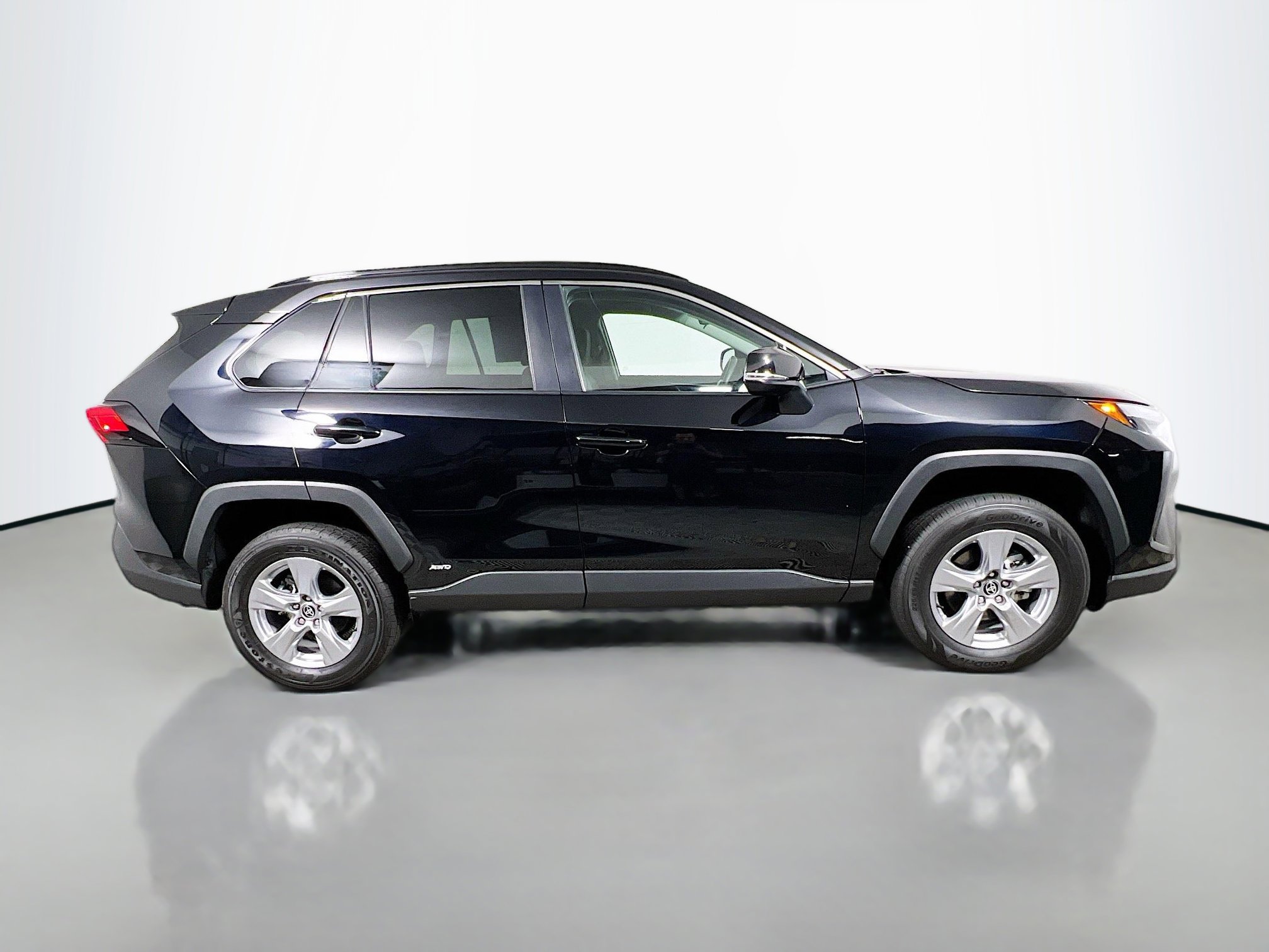 Used 2025 Toyota RAV4 XLE image 3