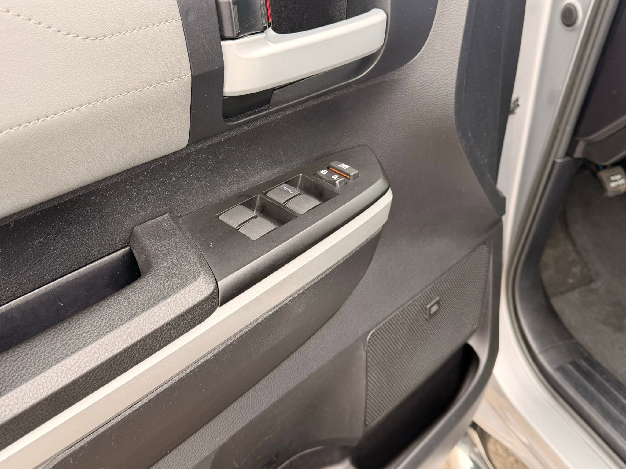 Used 2015 Toyota Tundra Limited image 11