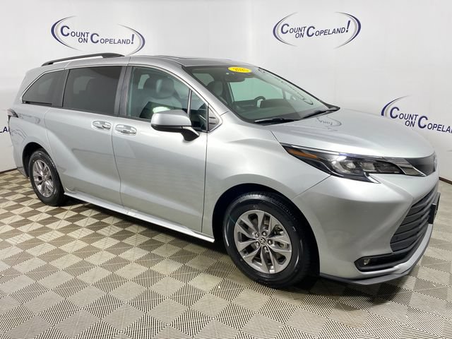 Certified 2025 Toyota Sienna XLE FWD image 1