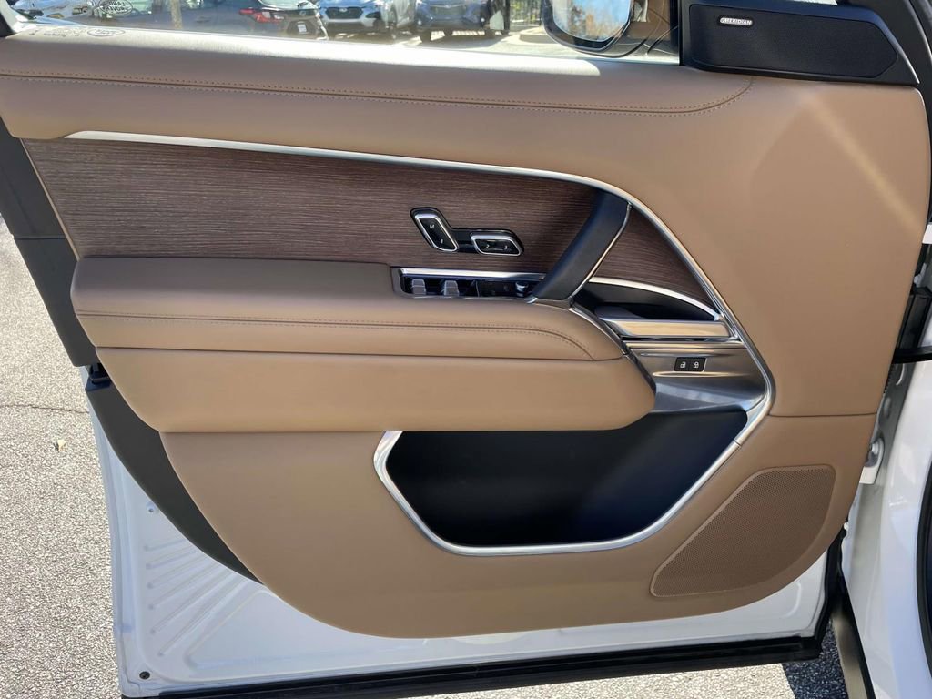 Used 2023 Land Rover Range Rover SE image 16