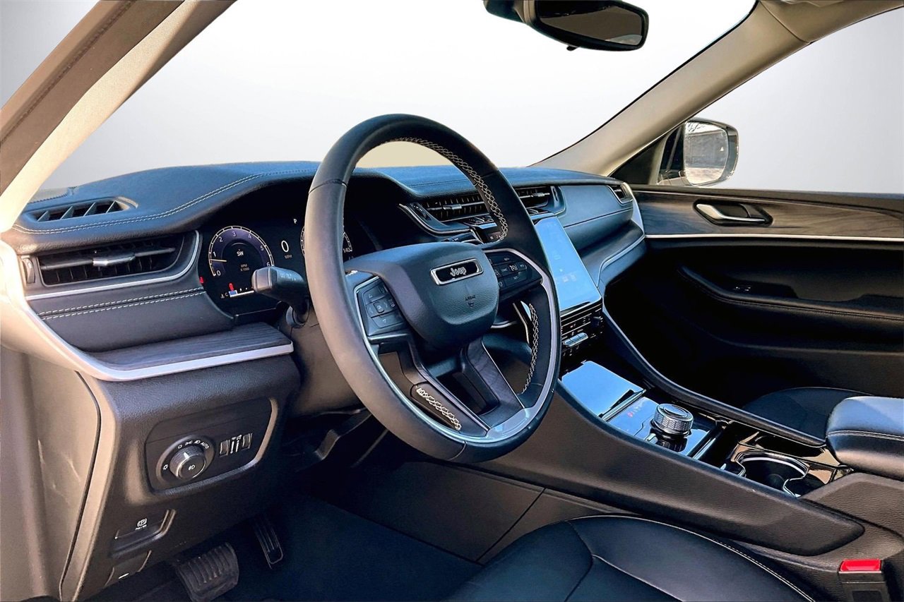 Used 2023 Jeep Grand Cherokee Limited image 19