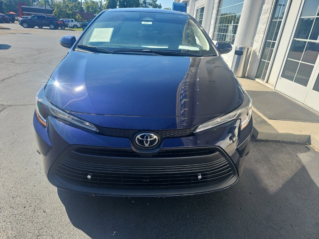 Used 2025 Toyota Corolla LE FWD image 3