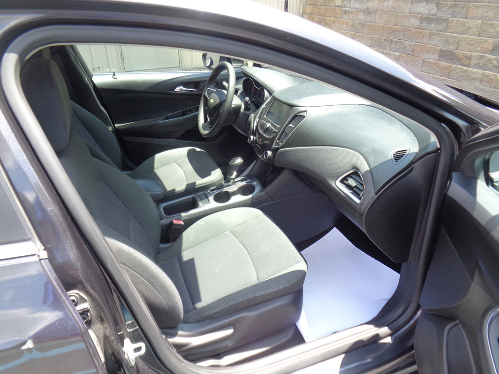 Used 2017 Chevrolet Cruze LT w/ Convenience Package FWD image 10