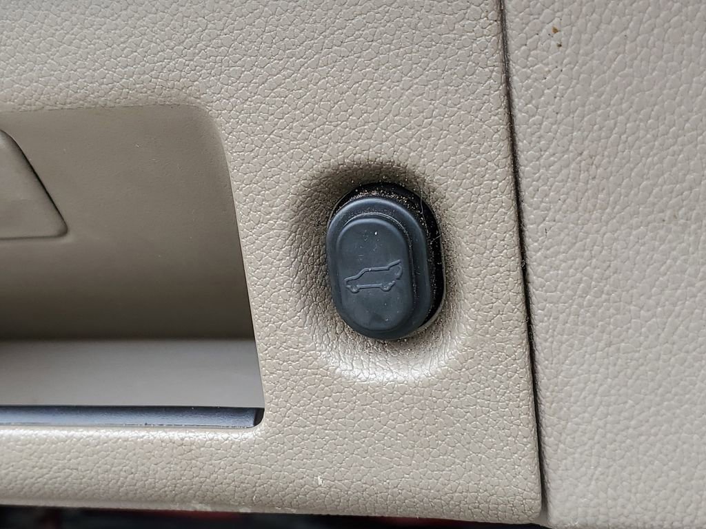 Used 2016 Chevrolet Suburban LTZ image 9