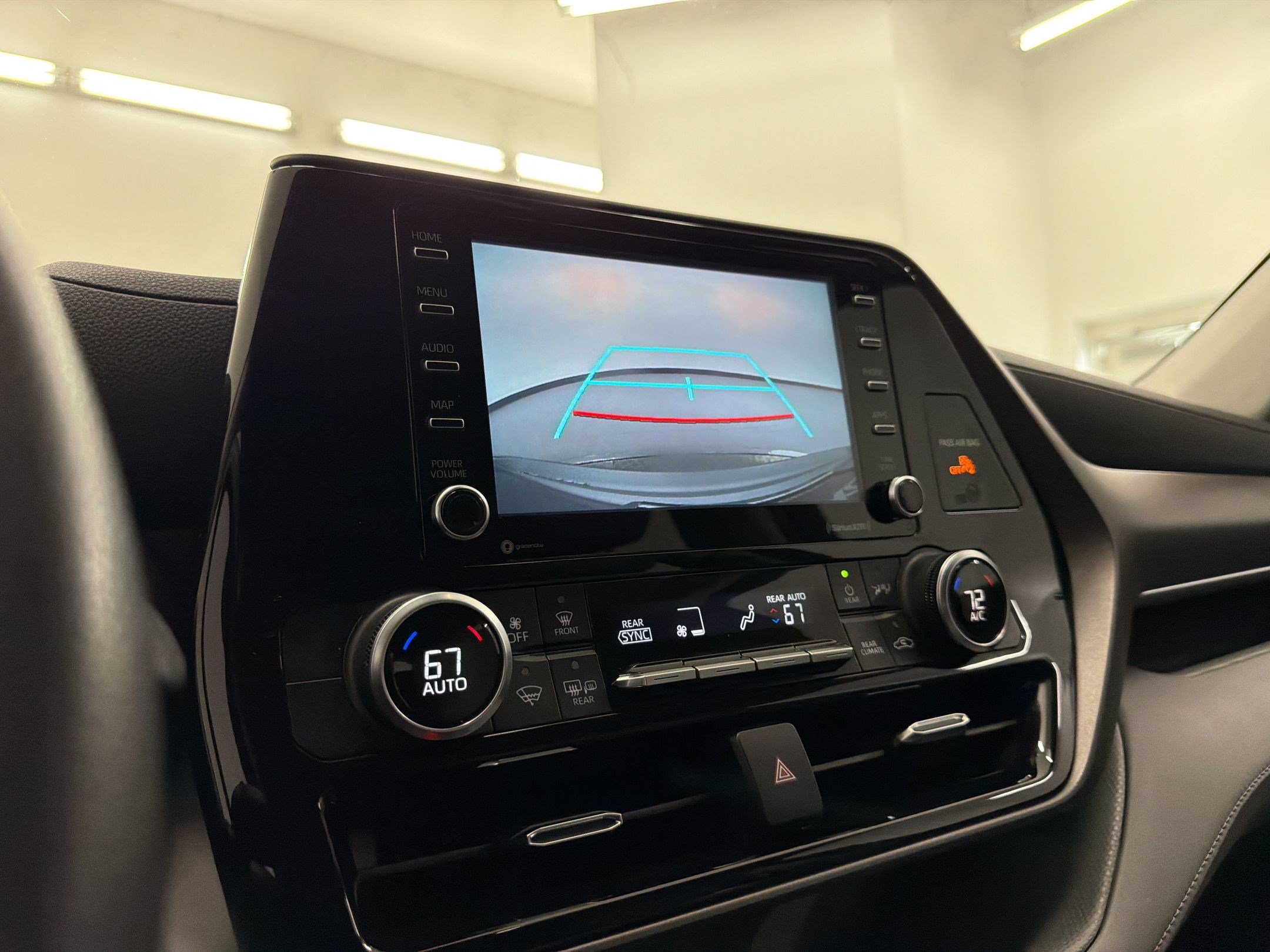 Used 2022 Toyota Highlander L FWD image 24