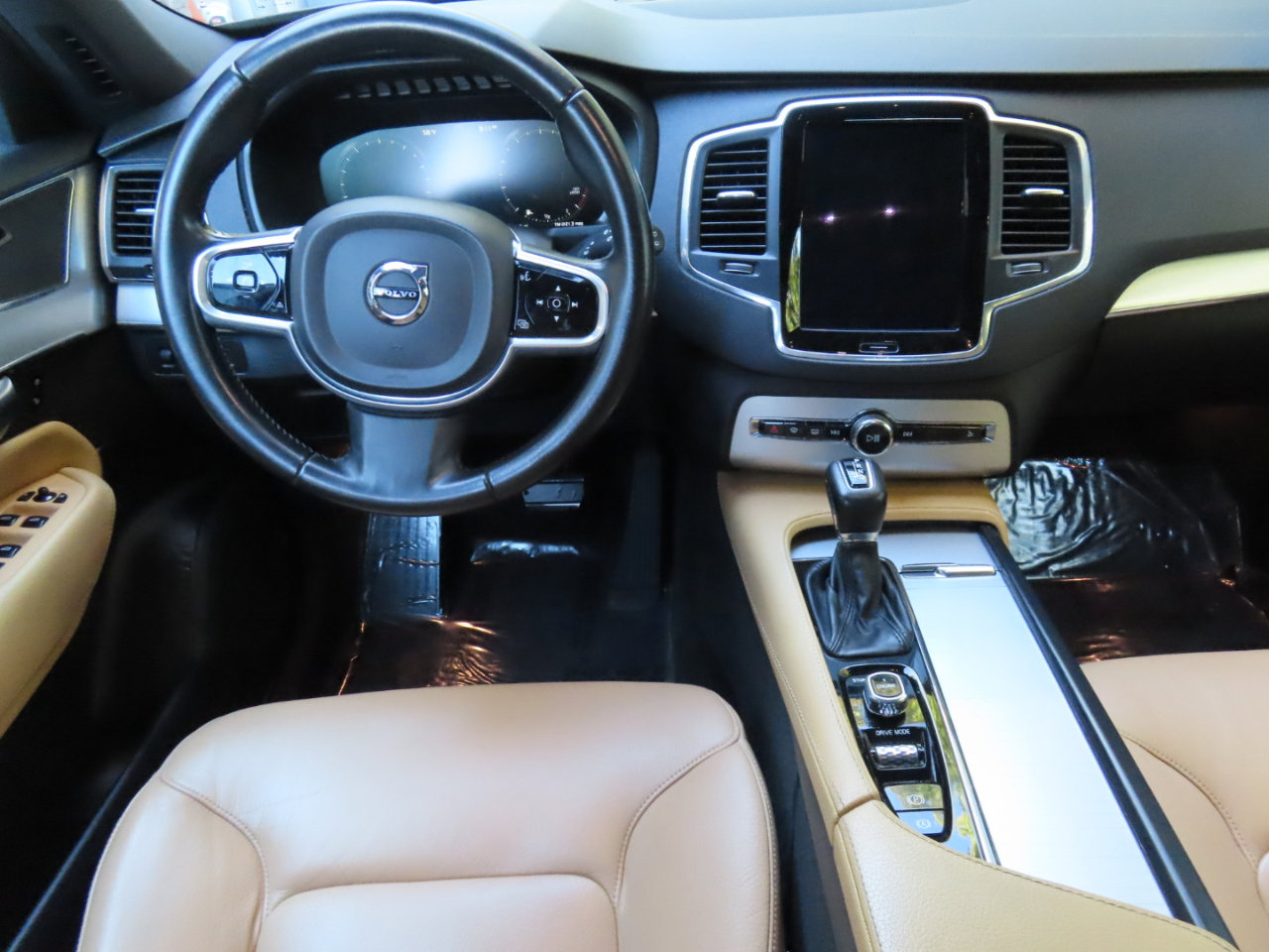 Used 2017 Volvo XC90 T6 Momentum w/ Vision Package image 15
