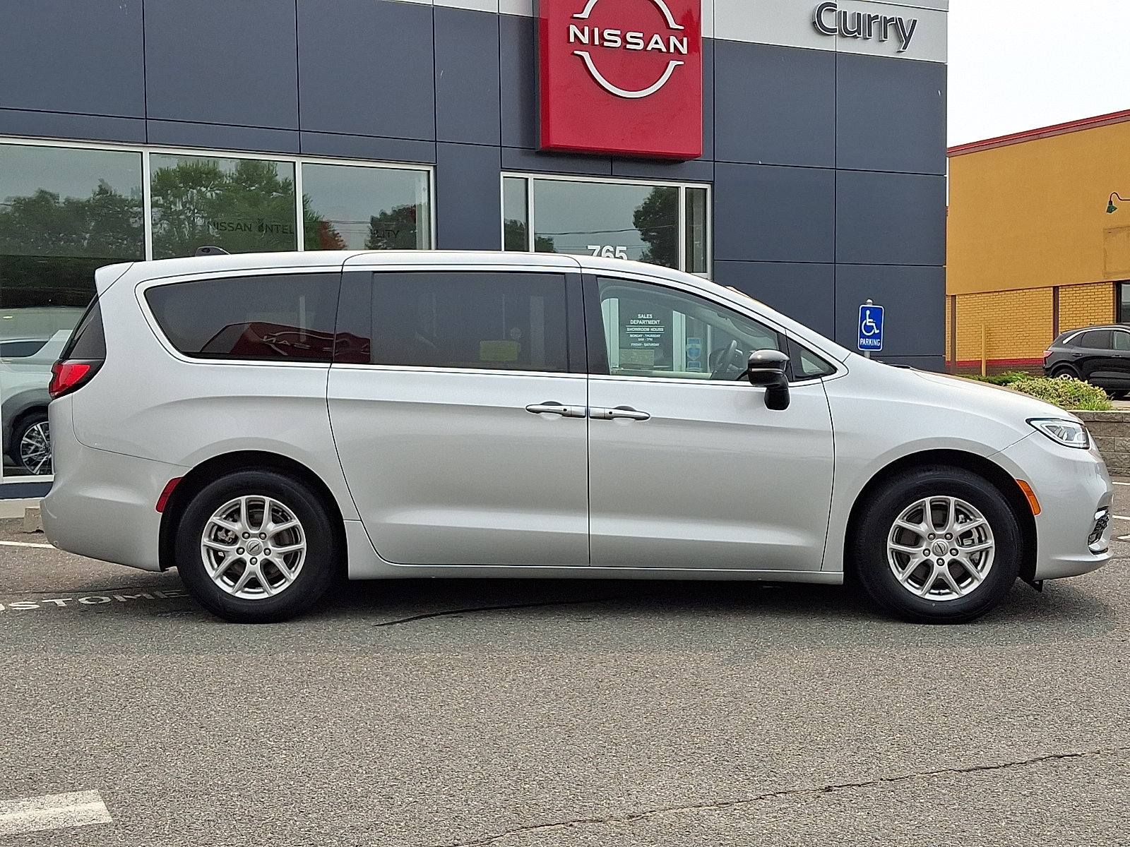 Used 2024 Chrysler Pacifica Touring-L FWD image 8
