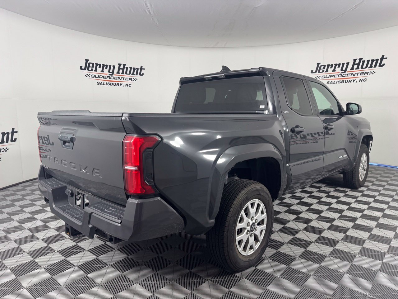 Used 2025 Toyota Tacoma SR5 AWD/4WD image 7