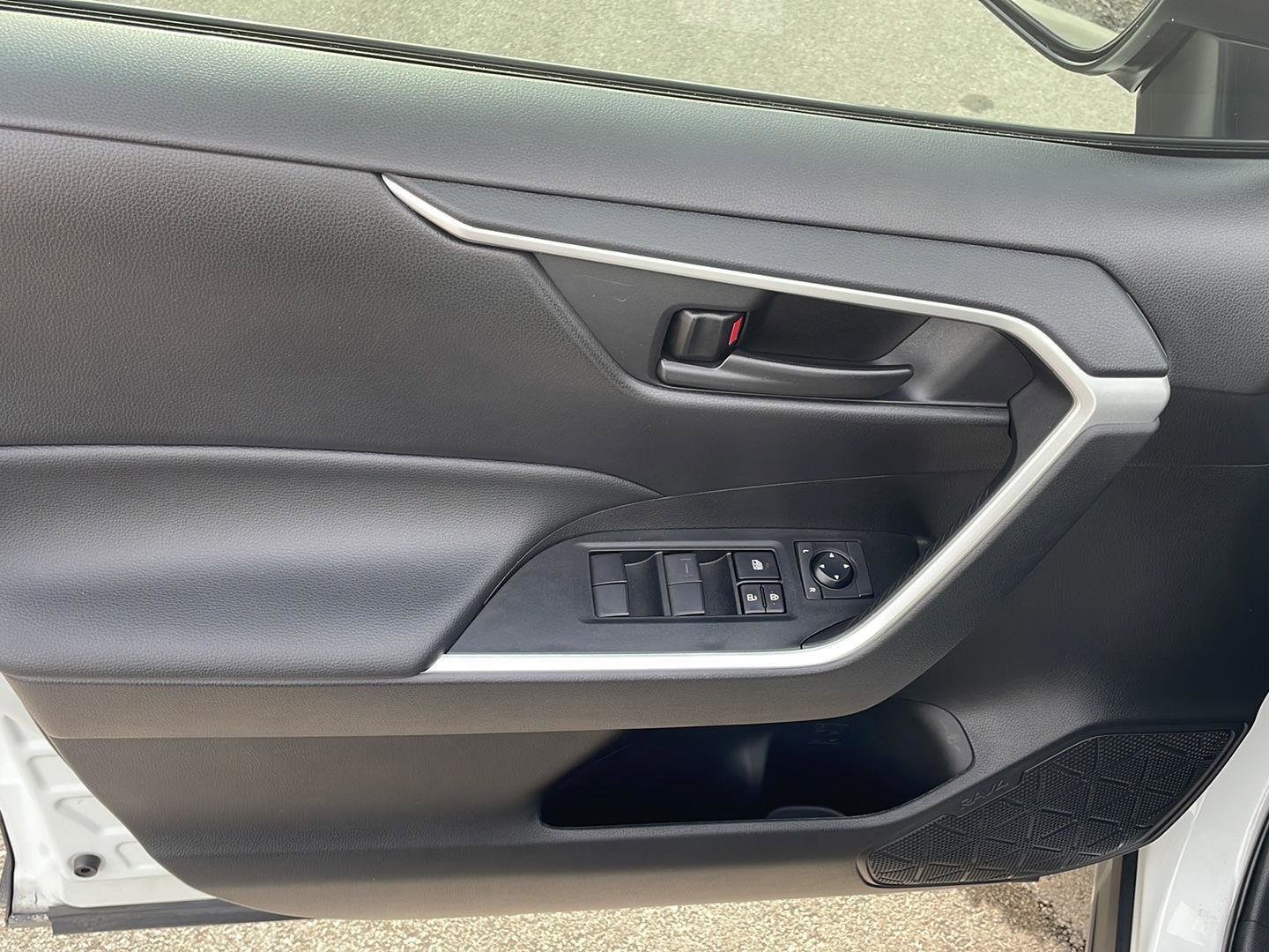 Used 2021 Toyota RAV4 LE image 6