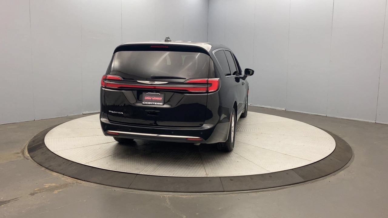 Used 2025 Chrysler Pacifica Select FWD image 4