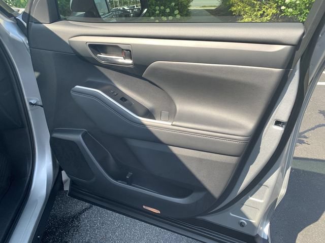 Used 2023 Toyota Highlander XLE FWD image 13
