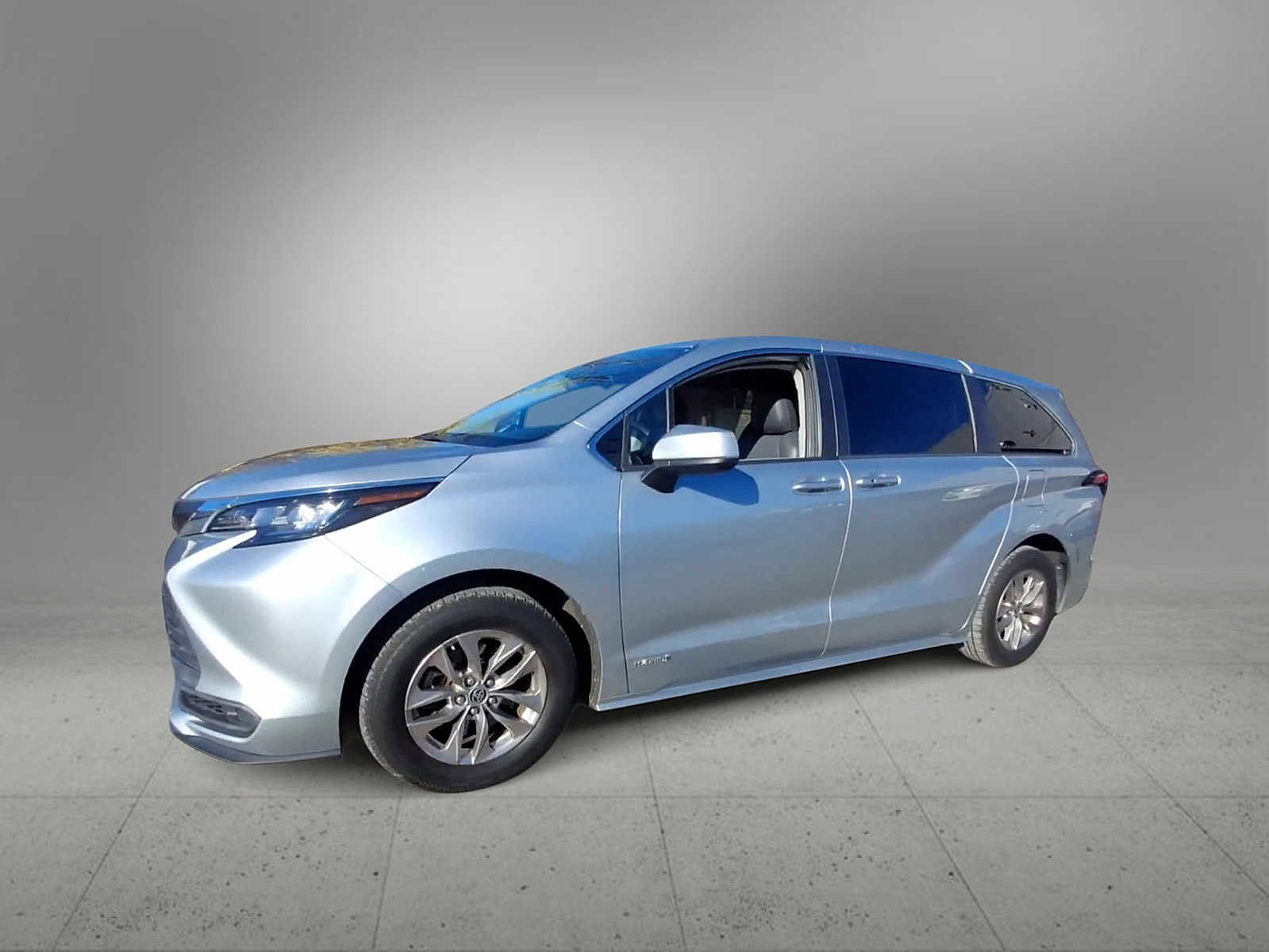Used 2021 Toyota Sienna LE image 4