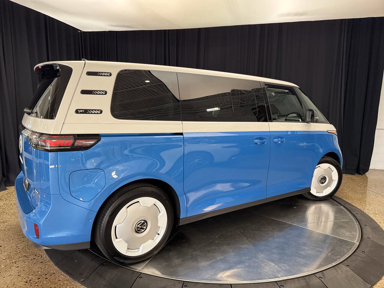 Used 2025 Volkswagen ID. Buzz 1st Edition image 9