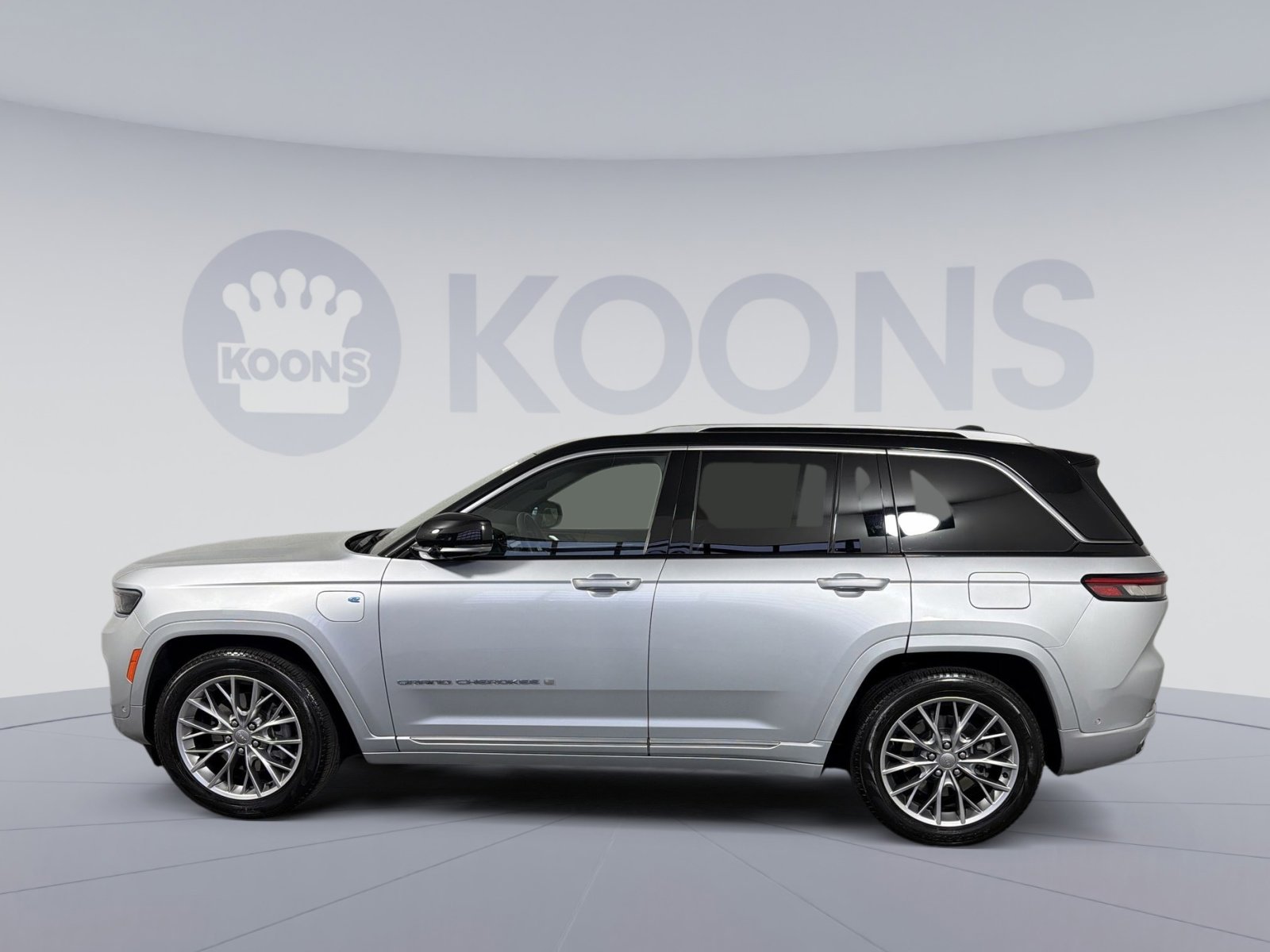 Used 2023 Jeep Grand Cherokee Summit image 2