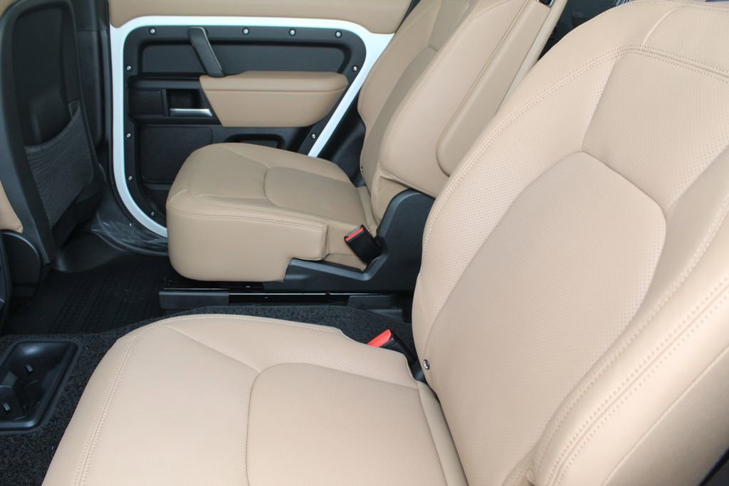 New 2026 Land Rover Defender 130 X-Dynamic SE image 4