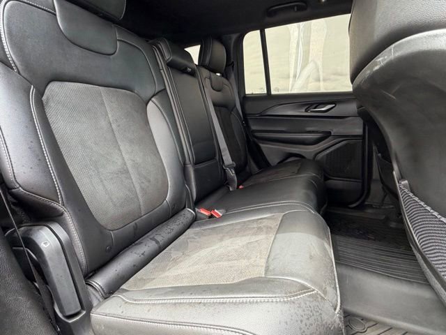 Used 2025 Jeep Grand Cherokee Altitude AWD/4WD image 21